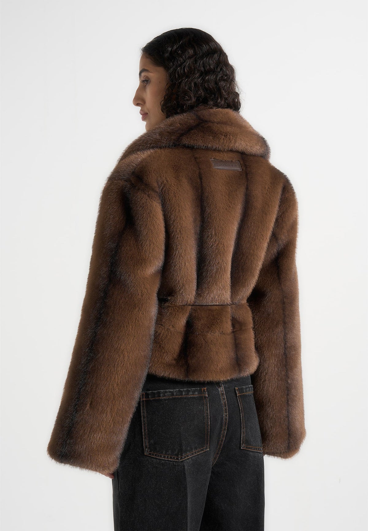 Nola | Chaqueta de pelo sintético con cuello chal y cinturón de cuero - Marrón