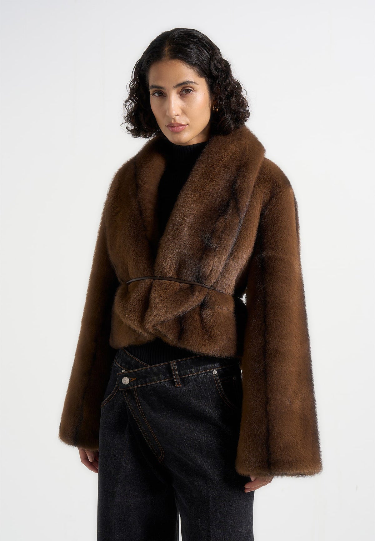 Nola | Chaqueta de pelo sintético con cuello chal y cinturón de cuero - Marrón