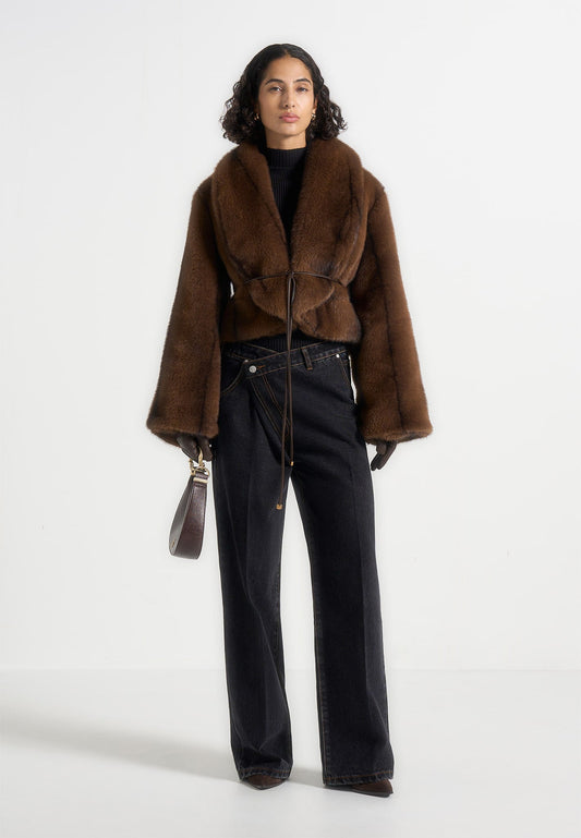 Nola | Chaqueta de pelo sintético con cuello chal y cinturón de cuero - Marrón