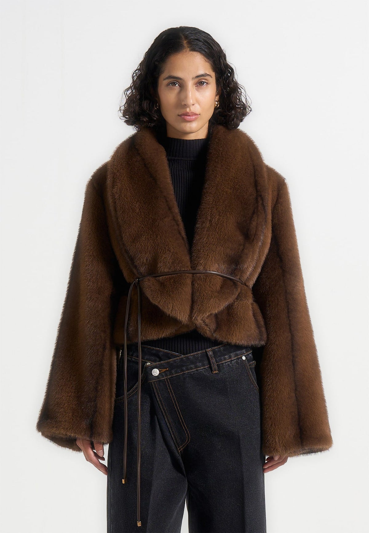 Nola | Chaqueta de pelo sintético con cuello chal y cinturón de cuero - Marrón